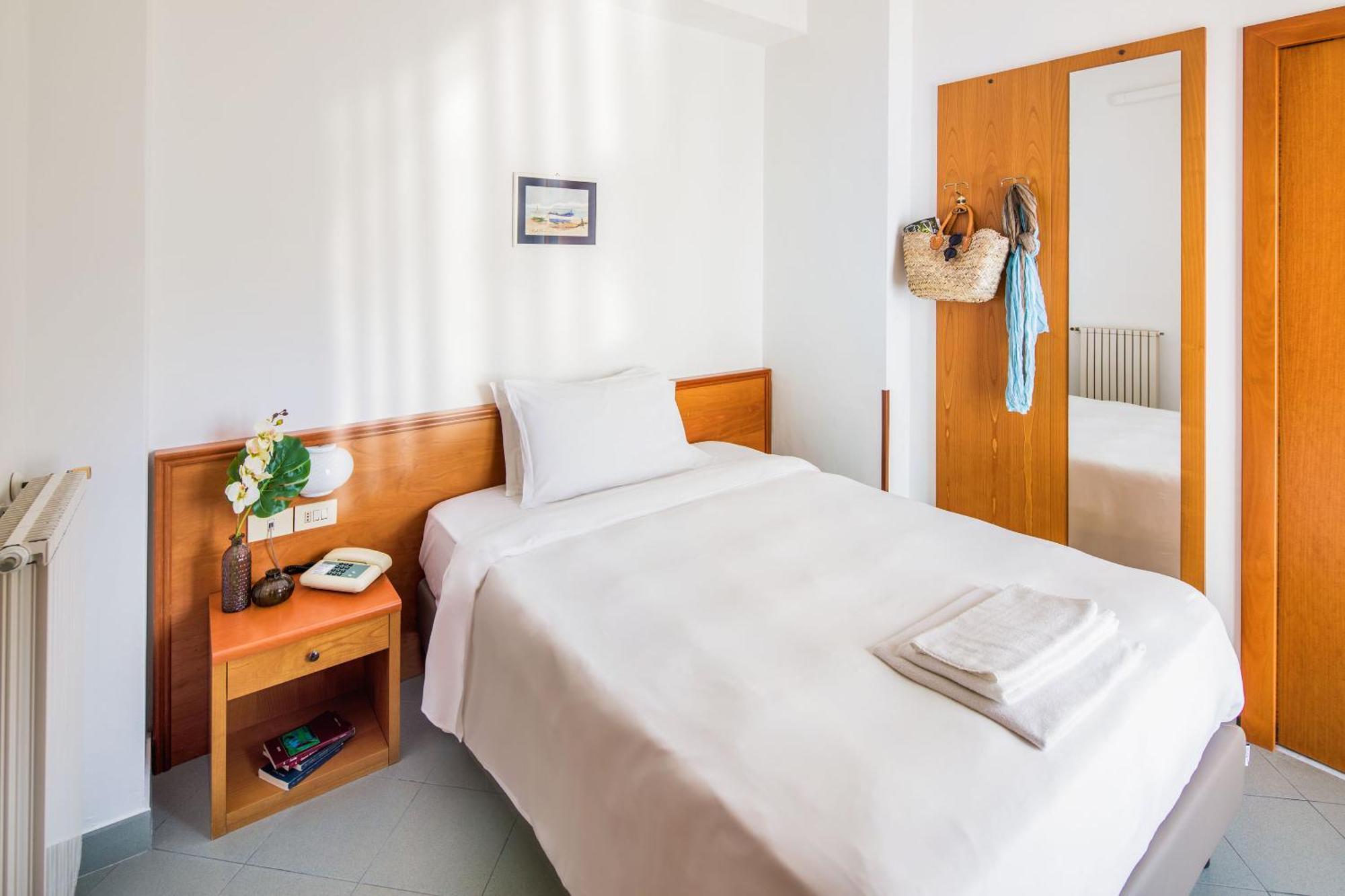 Hotel Tritone 라이구에글리아 외부 사진