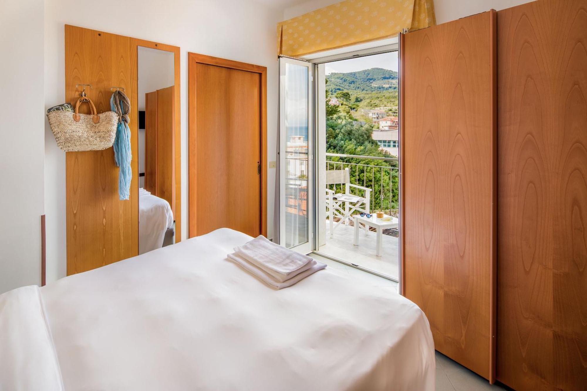 Hotel Tritone 라이구에글리아 외부 사진