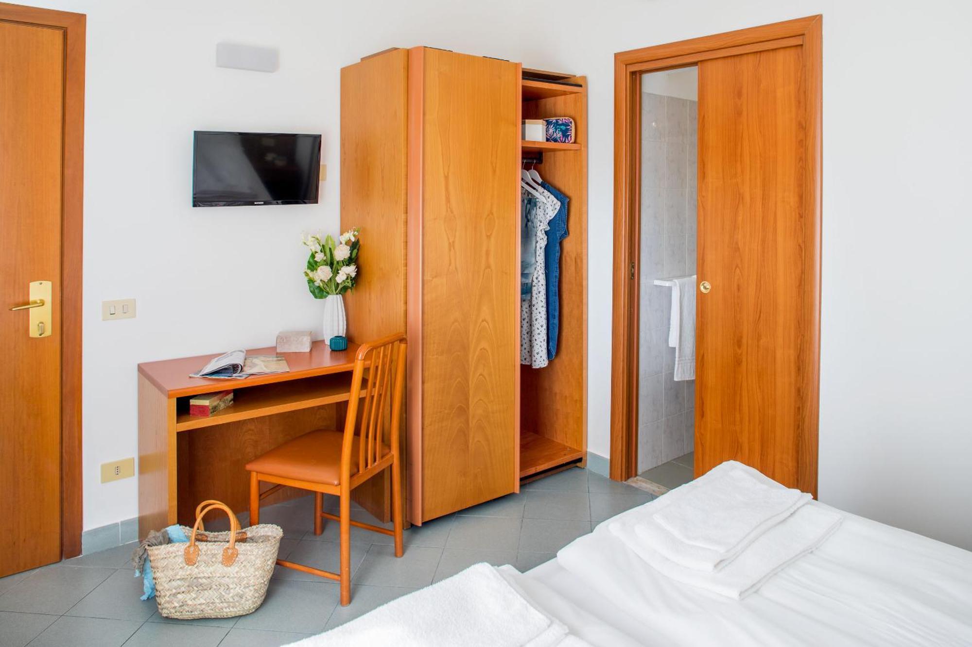 Hotel Tritone 라이구에글리아 외부 사진