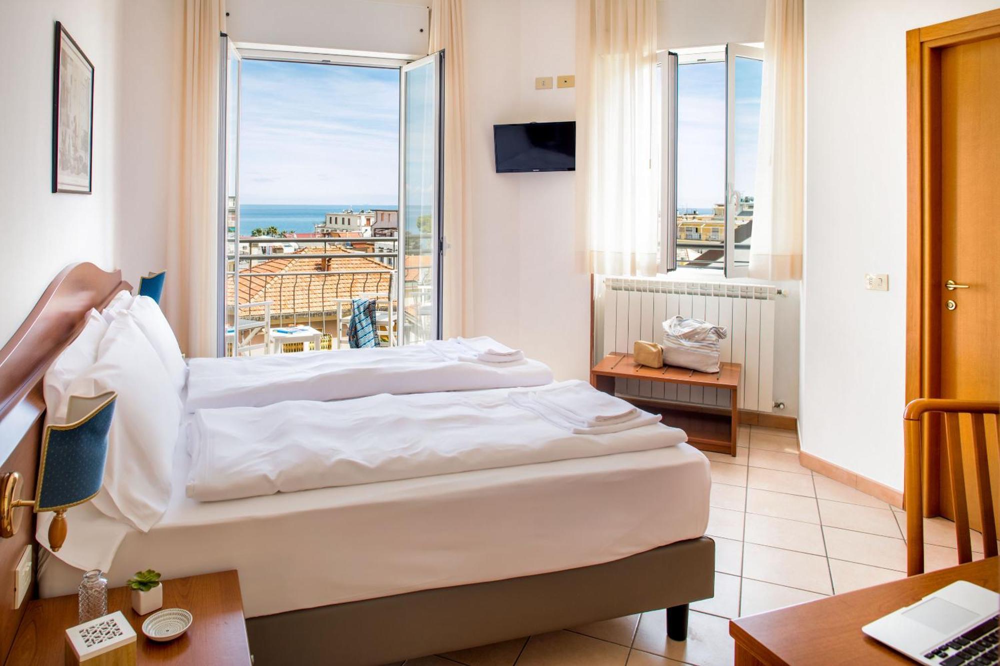 Hotel Tritone 라이구에글리아 외부 사진