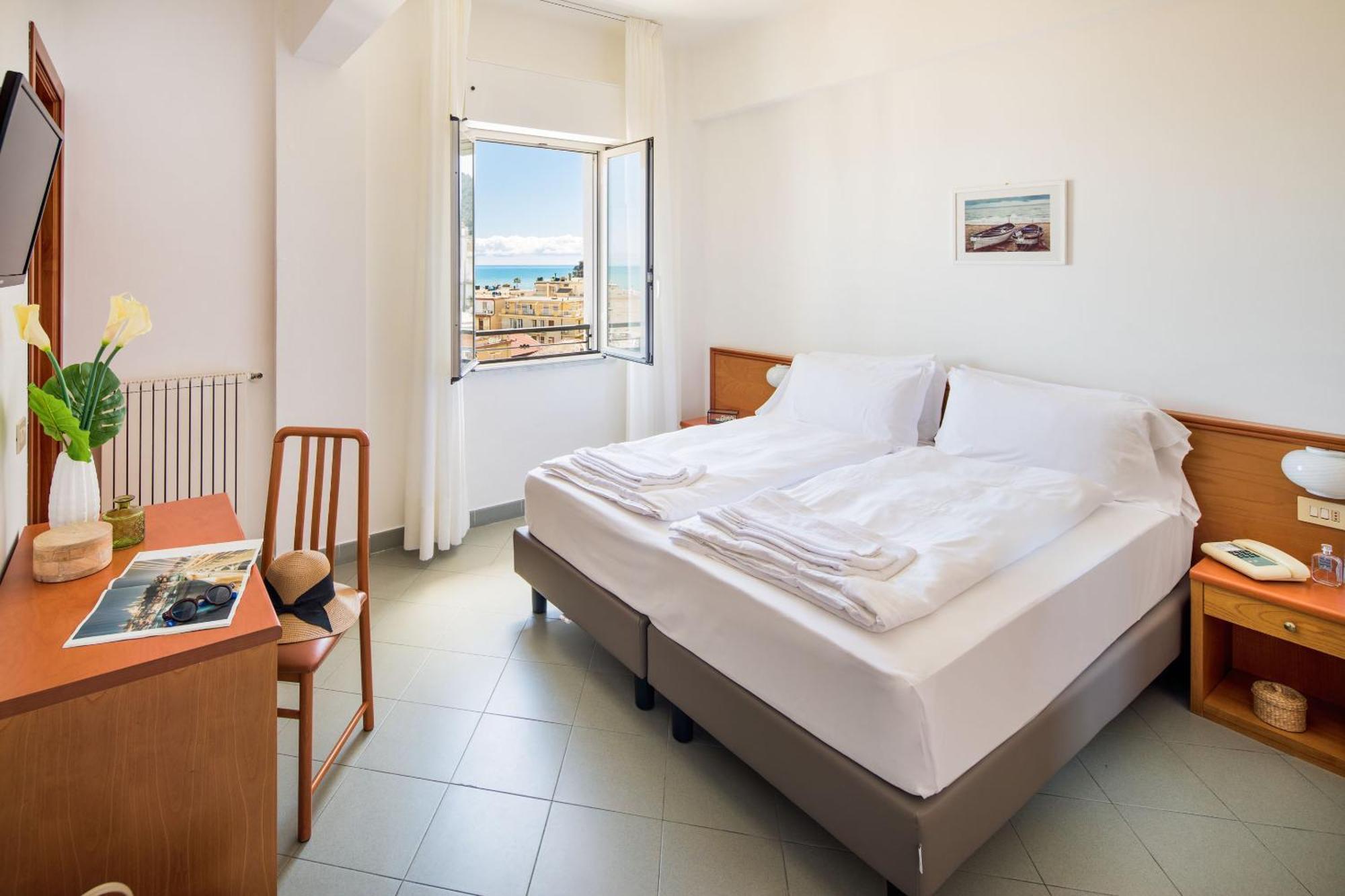 Hotel Tritone 라이구에글리아 외부 사진
