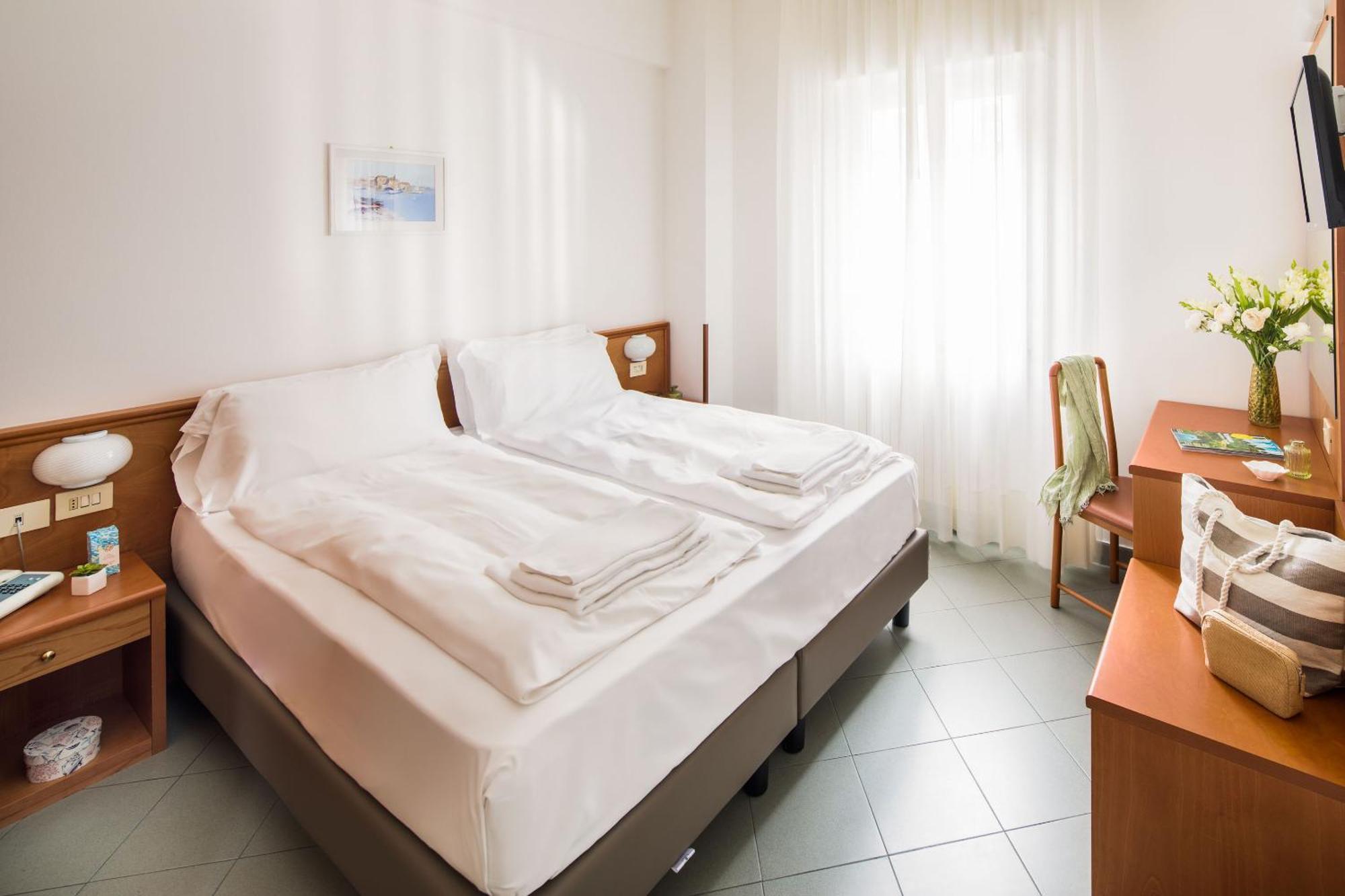 Hotel Tritone 라이구에글리아 외부 사진