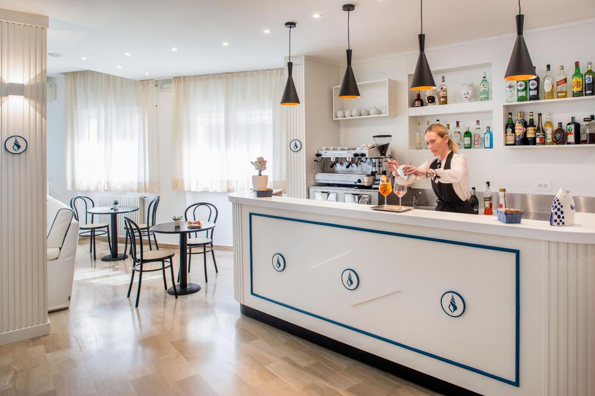 Hotel Tritone 라이구에글리아 외부 사진