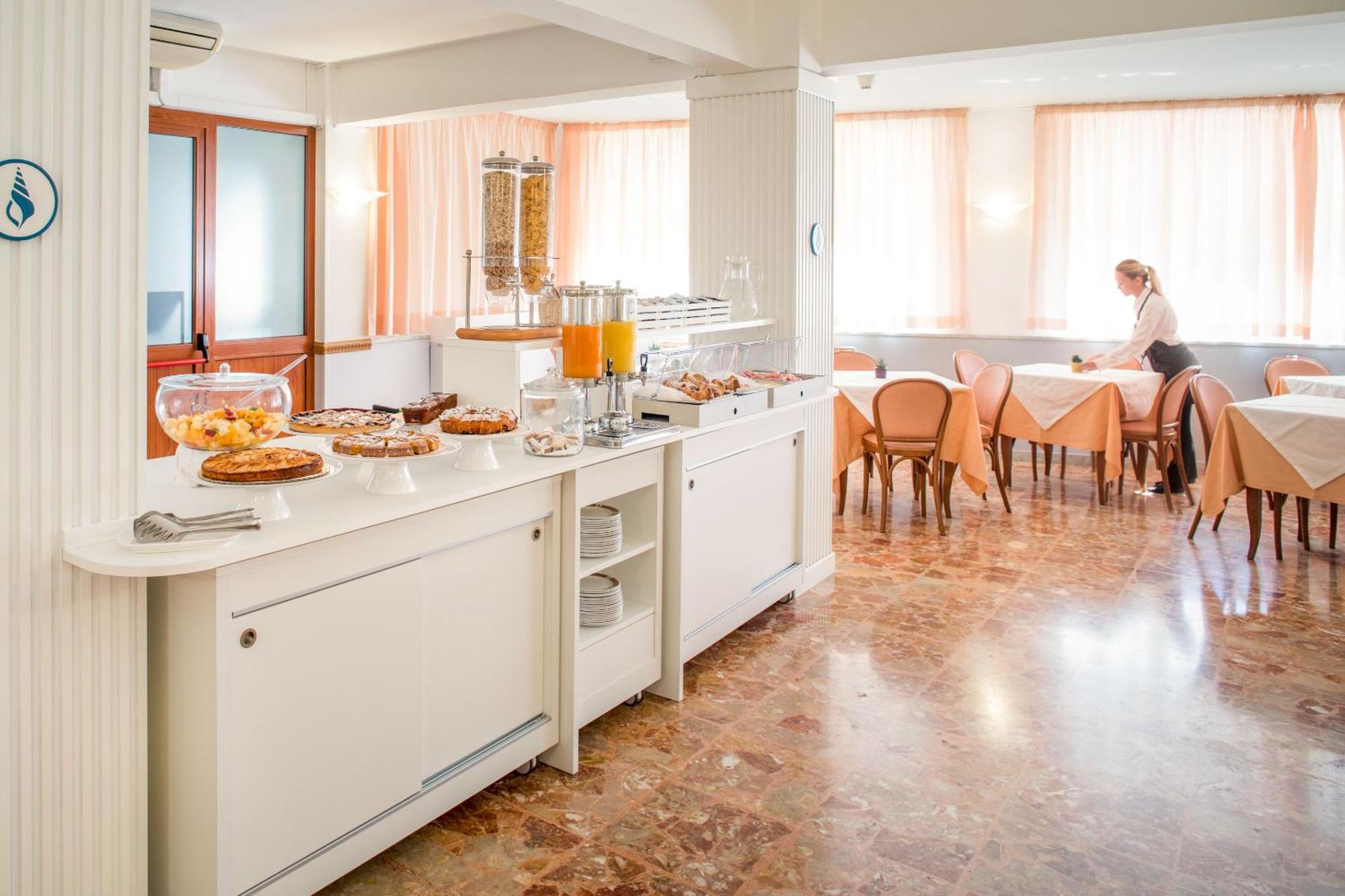 Hotel Tritone 라이구에글리아 외부 사진