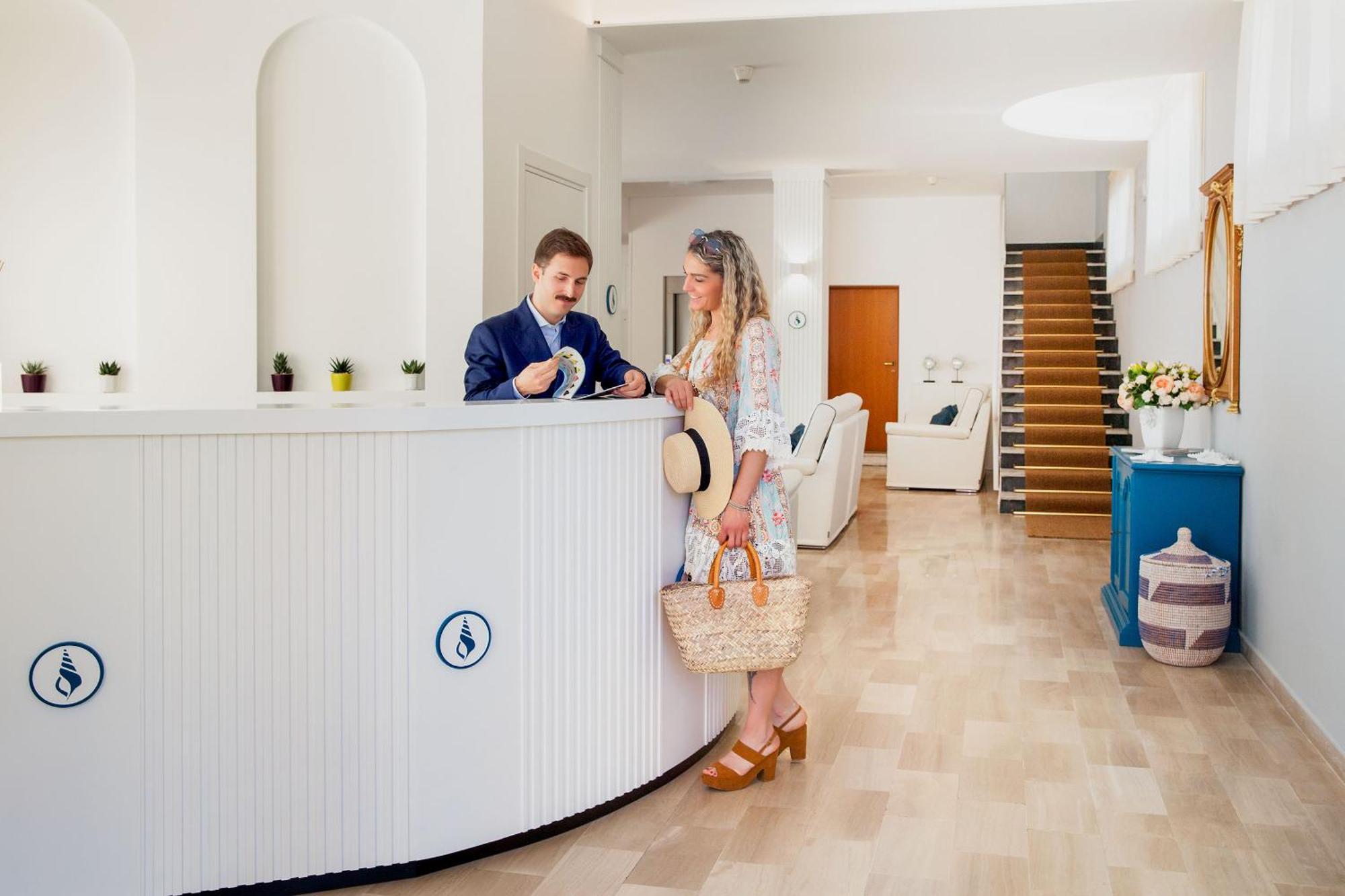 Hotel Tritone 라이구에글리아 외부 사진
