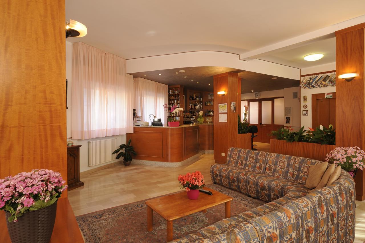 Hotel Tritone 라이구에글리아 외부 사진