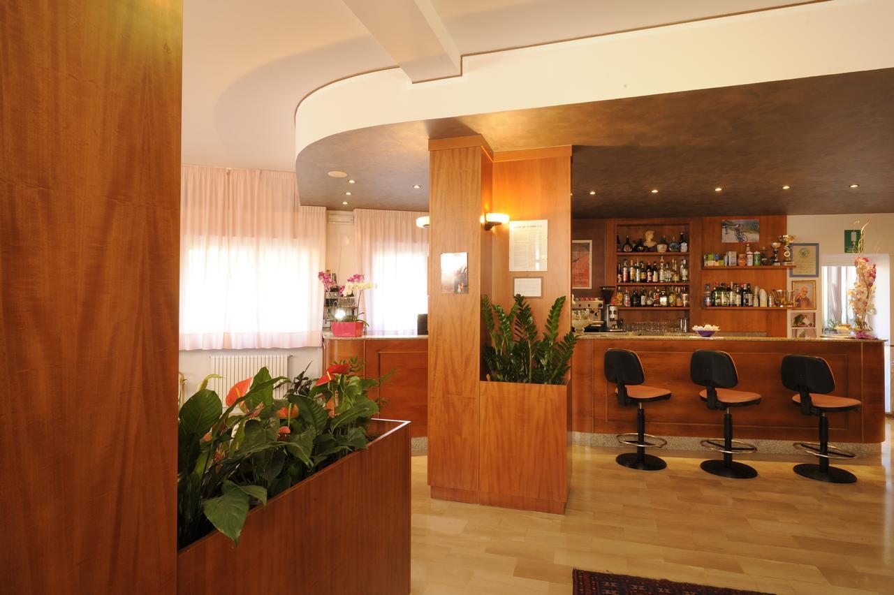 Hotel Tritone 라이구에글리아 외부 사진