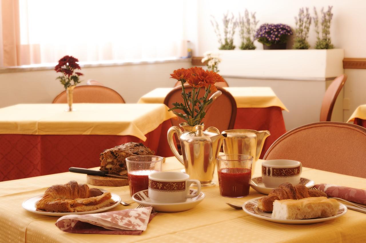 Hotel Tritone 라이구에글리아 외부 사진