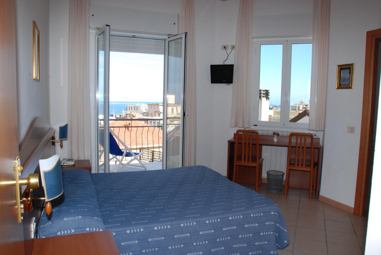 Hotel Tritone 라이구에글리아 외부 사진