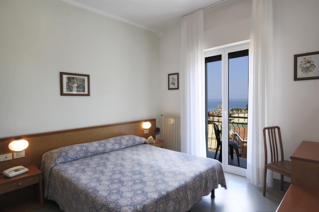 Hotel Tritone 라이구에글리아 외부 사진