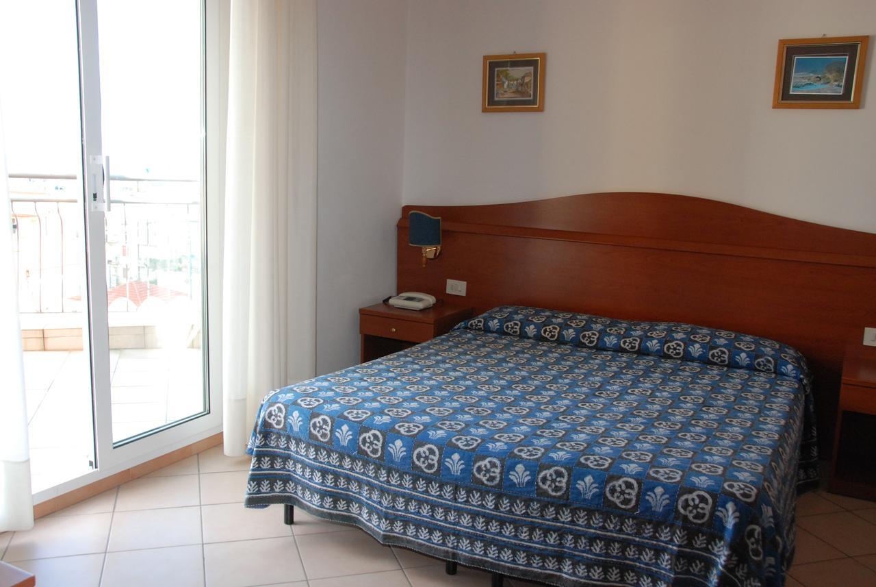 Hotel Tritone 라이구에글리아 외부 사진
